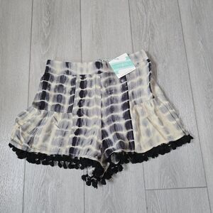 Umgee Women's Black and Cream Shorts